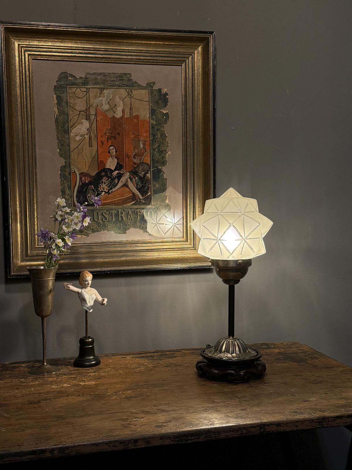 Lampă de masă cu glob geometric din sticlă tip Art Deco montată pe bază din lemn