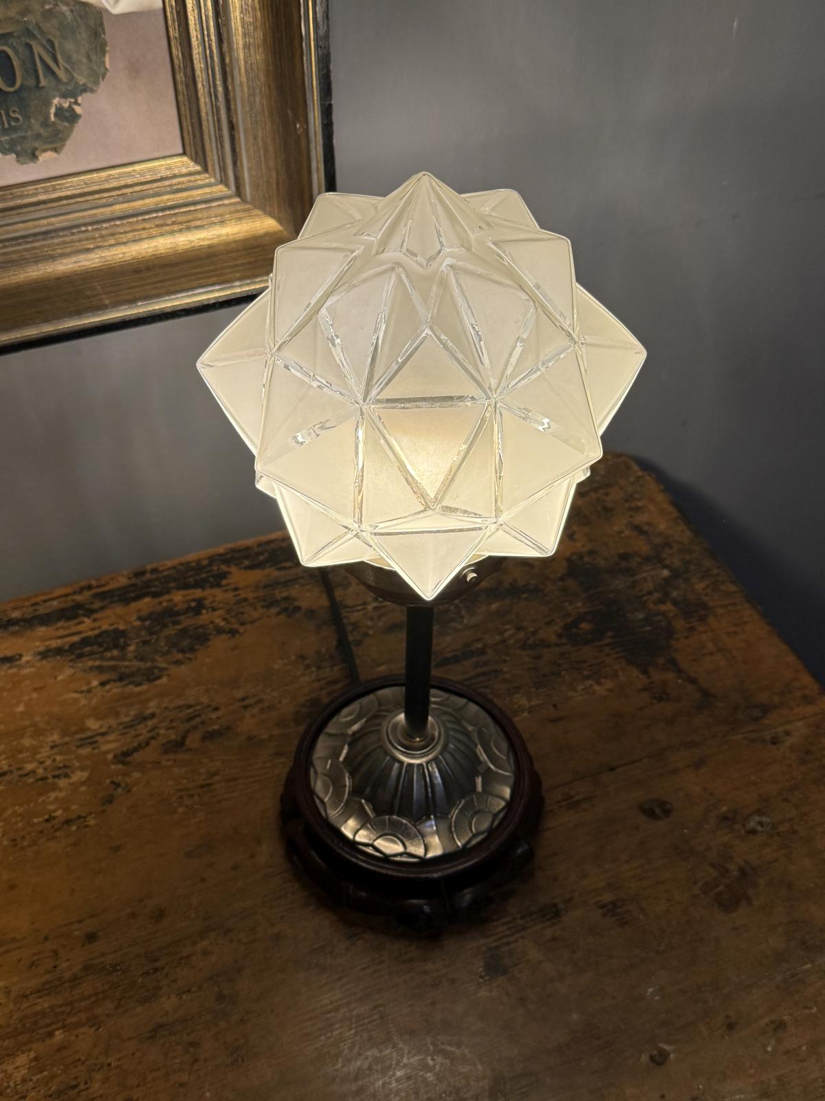 Lampă de masă cu glob geometric din sticlă tip Art Deco montată pe bază din lemn