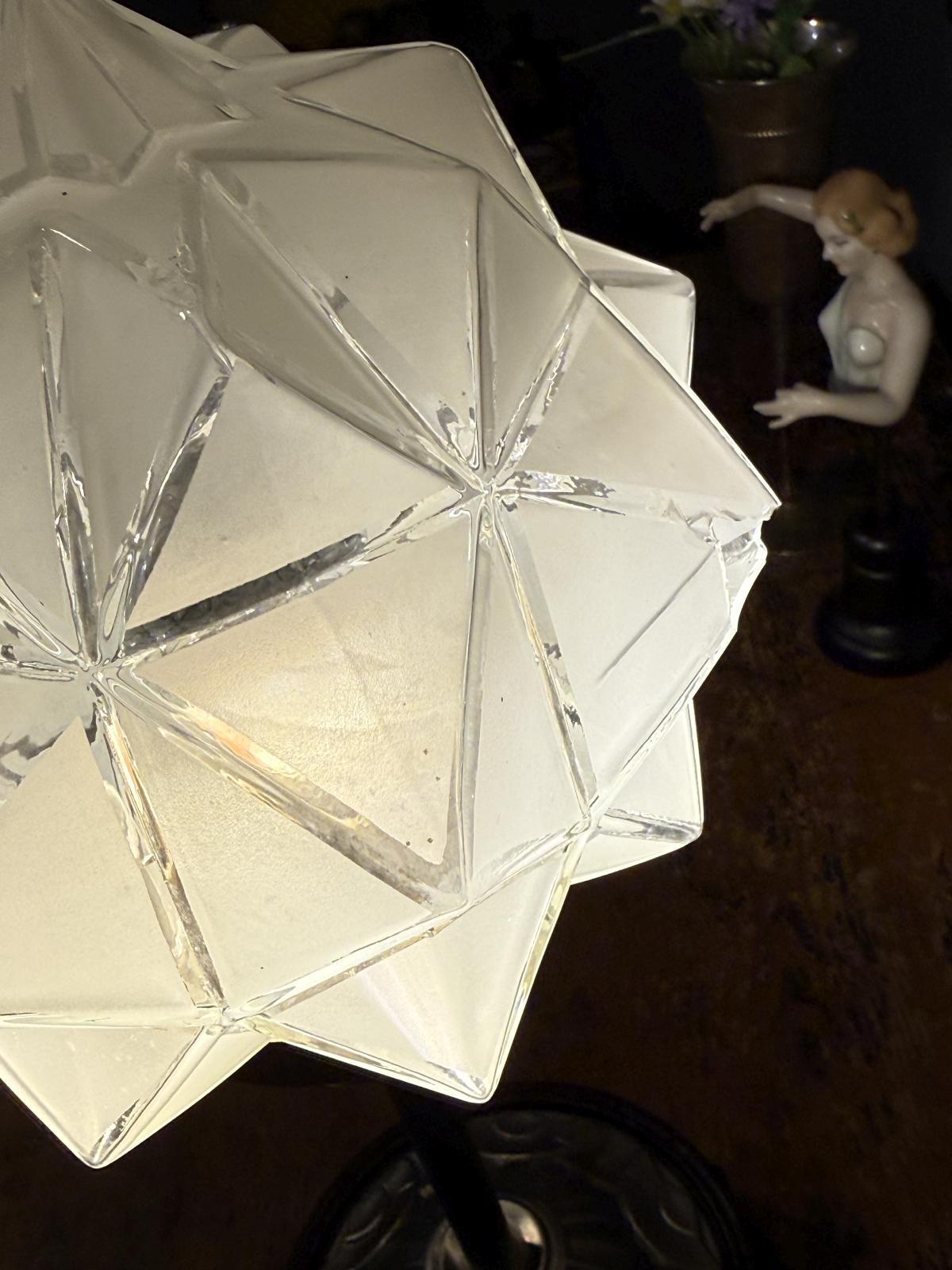 Lampă de masă cu glob geometric din sticlă tip Art Deco montată pe bază din lemn