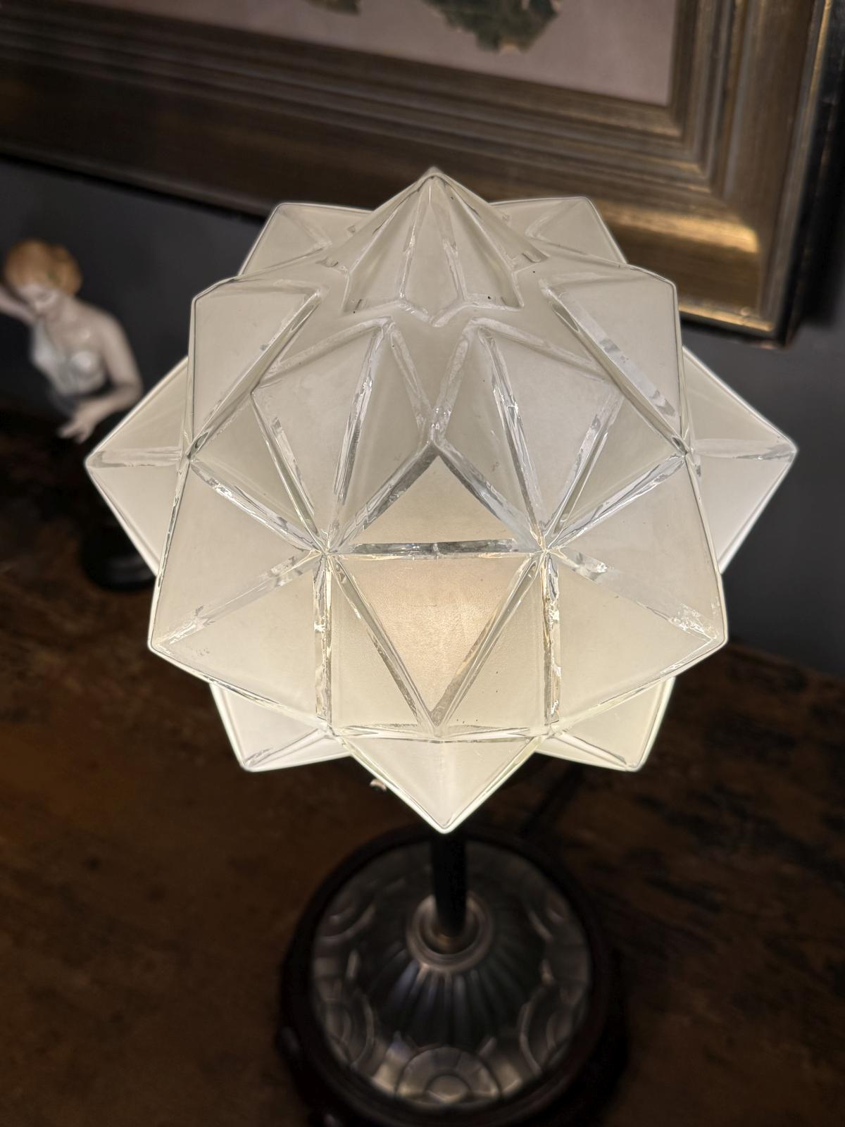 Lampă de masă cu glob geometric din sticlă tip Art Deco montată pe bază din lemn