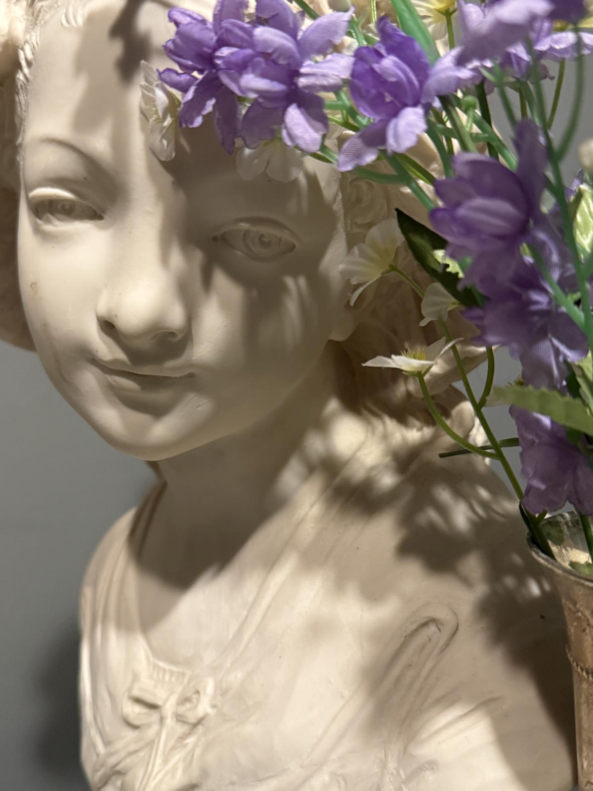 Bust decorativ feminin în stil clasic, semnat „Paris”, realizat din ipsos sau piatră reconstituită, înălțime 44 cm. sertar magic București