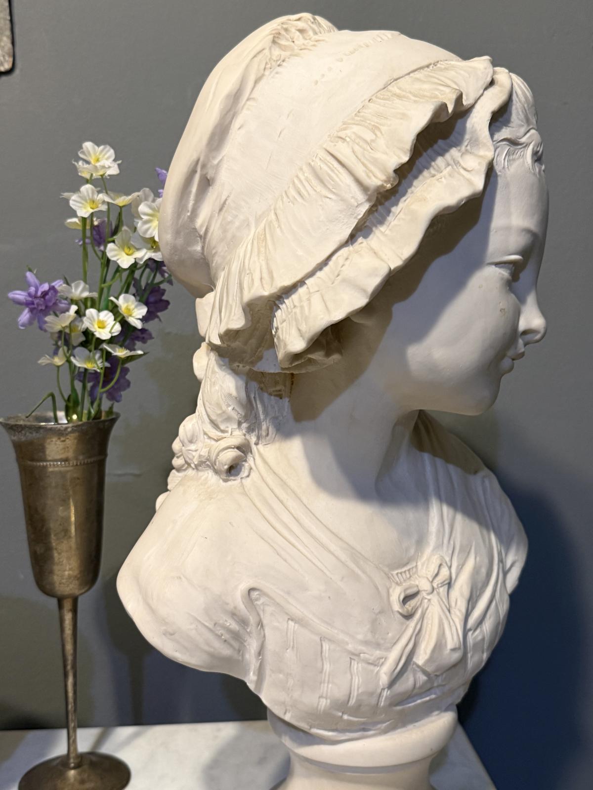 Bust decorativ feminin în stil clasic, semnat „Paris”, realizat din ipsos sau piatră reconstituită, înălțime 44 cm. sertar magic București