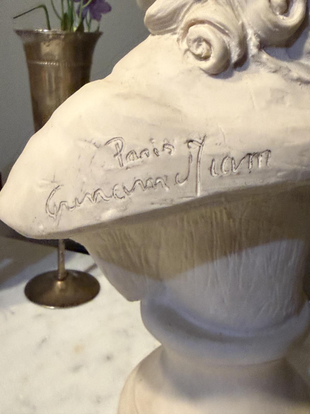 Bust decorativ feminin în stil clasic, semnat „Paris”, realizat din ipsos sau piatră reconstituită, înălțime 44 cm. sertar magic București