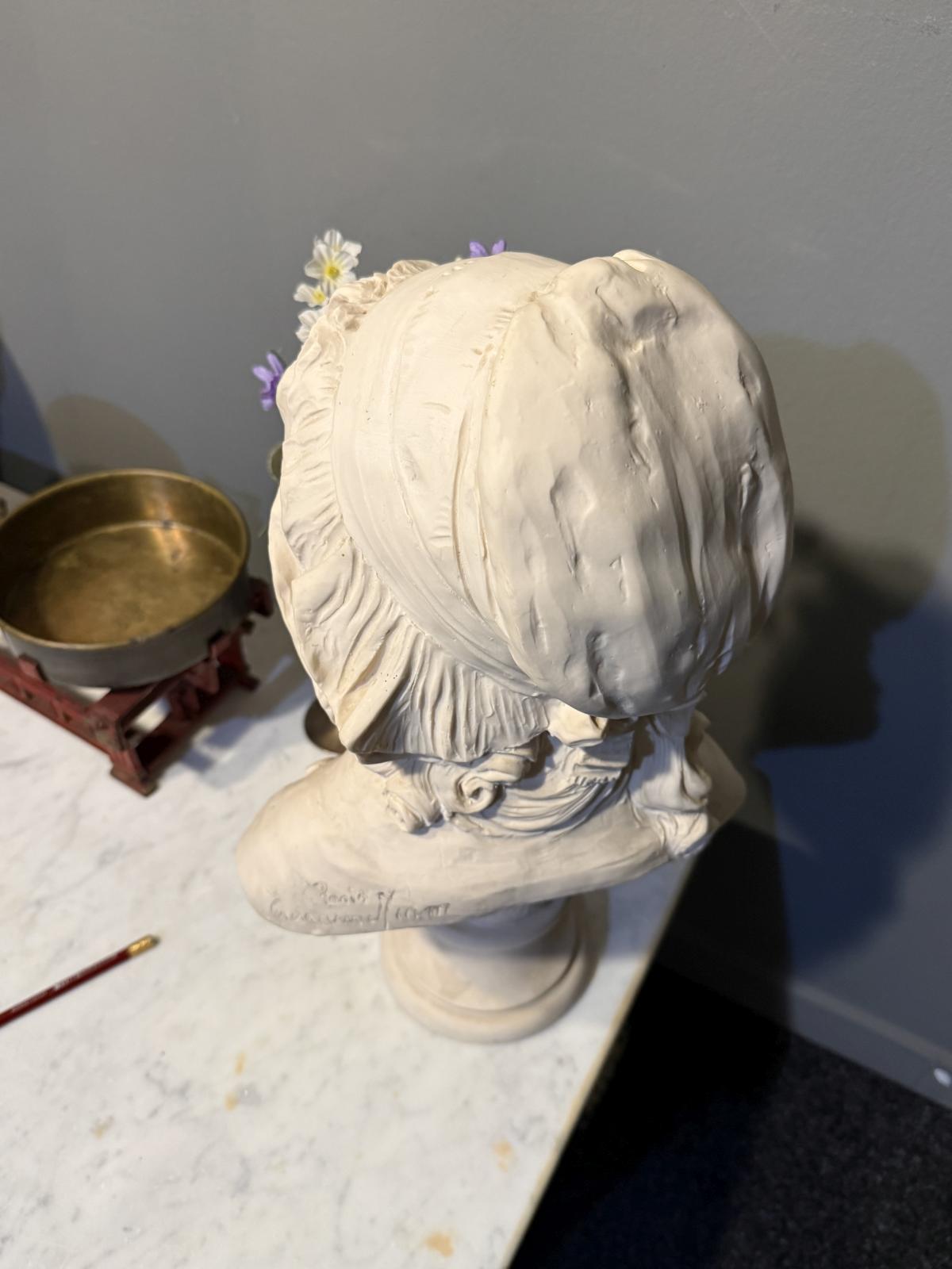 Bust decorativ feminin în stil clasic, semnat „Paris”, realizat din ipsos sau piatră reconstituită, înălțime 44 cm. sertar magic București