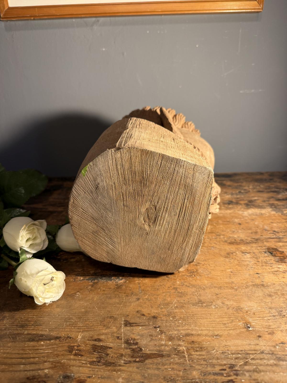 Bust sculptat manual din lemn masiv, figură masculină cu posibilă inspirație religioasă, stil naiv și expresiv. sertar magic București