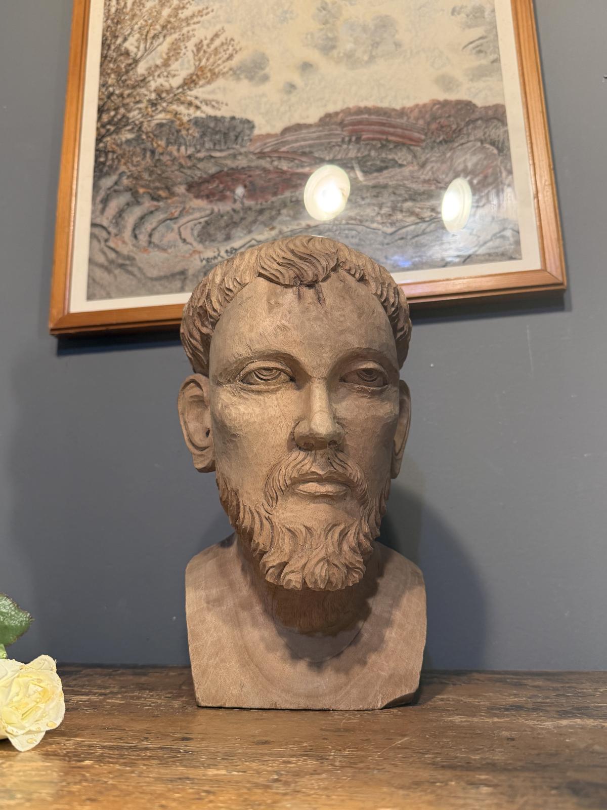 Bust sculptat manual din lemn masiv, figură masculină cu posibilă inspirație religioasă, stil naiv și expresiv. sertar magic București