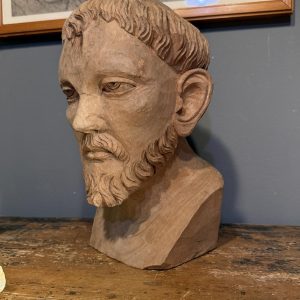 Bust sculptat manual din lemn masiv, figură masculină cu posibilă inspirație religioasă, stil naiv și expresiv. sertar magic București