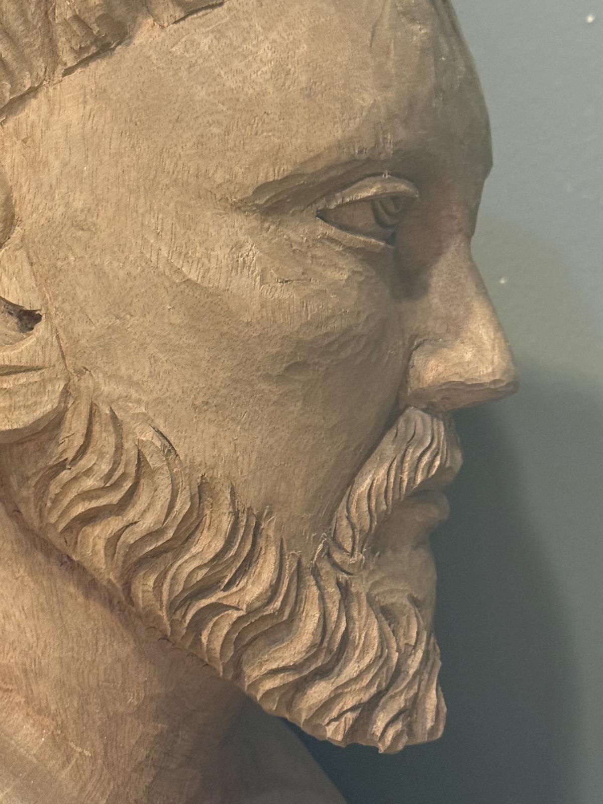 Bust sculptat manual din lemn masiv, figură masculină cu posibilă inspirație religioasă, stil naiv și expresiv. sertar magic București