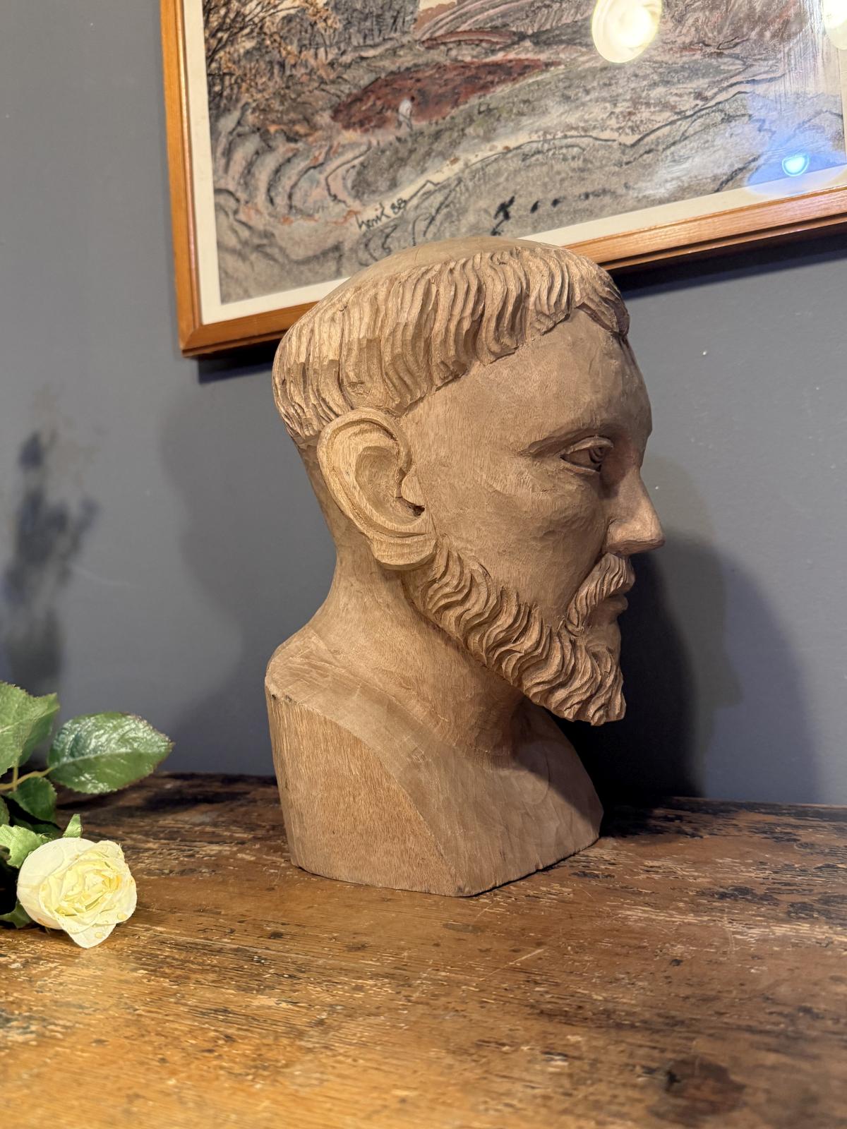 Bust sculptat manual din lemn masiv, figură masculină cu posibilă inspirație religioasă, stil naiv și expresiv. sertar magic București