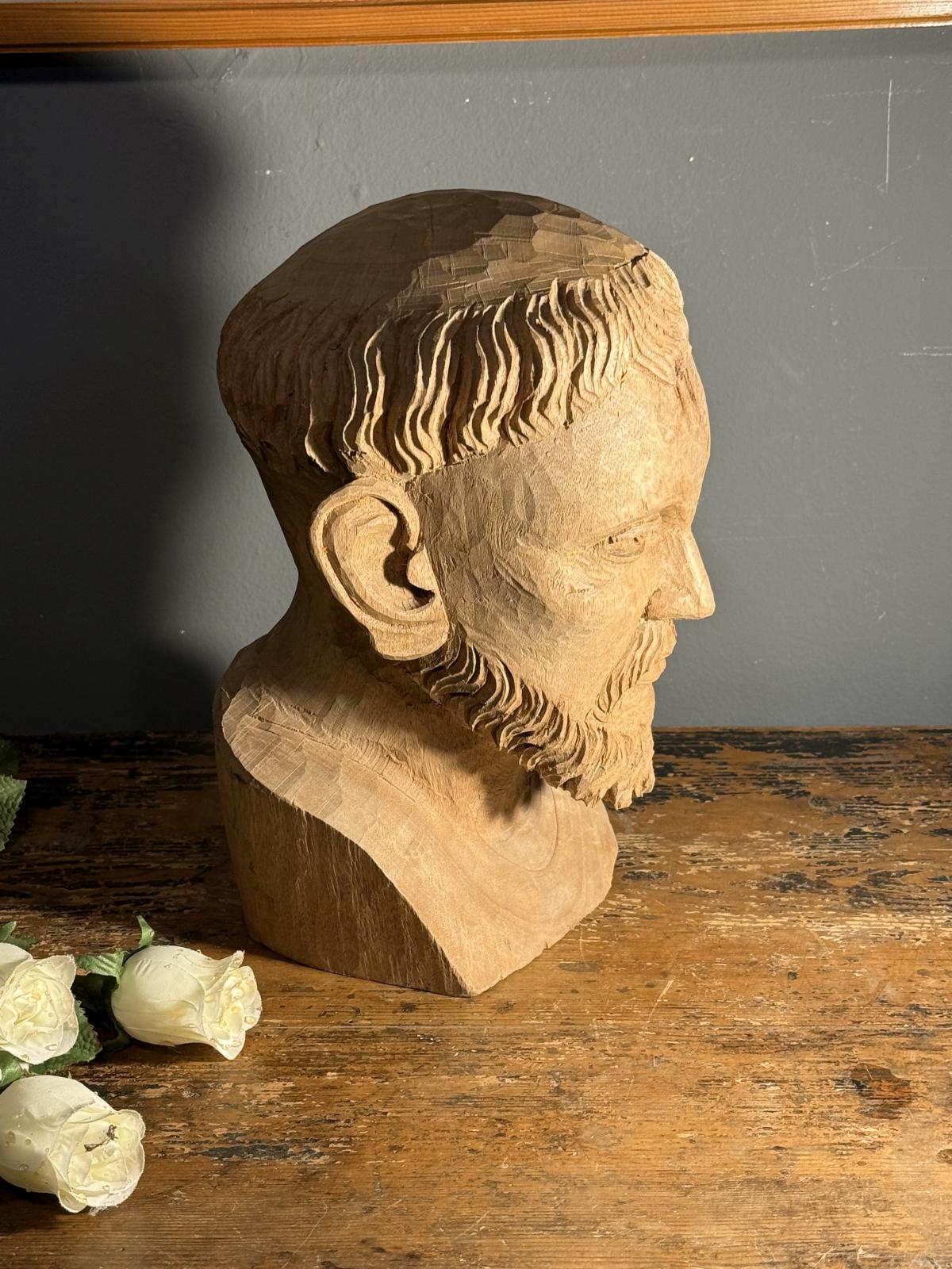 Bust sculptat manual din lemn masiv, figură masculină cu posibilă inspirație religioasă, stil naiv și expresiv. sertar magic București