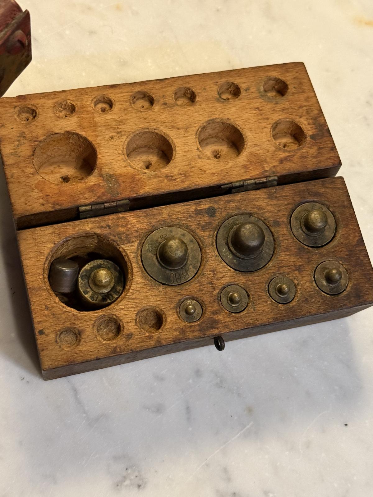 Cântar vechi românesc cu două talere, marcat D. VOINA, complet cu greutăți, funcțional și decorativ. sertar magic București