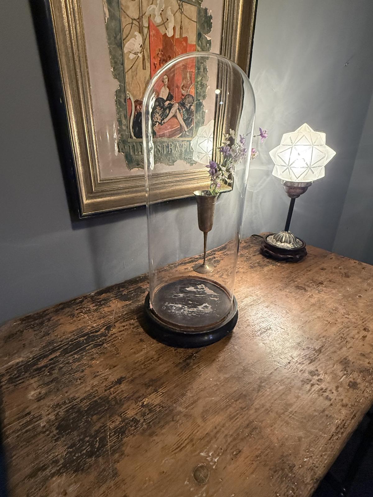 Clopot de sticlă înalt vintage cu bază din lemn, ideal pentru expunere decorativă. Piesă autentică cu patină. sertar magic București