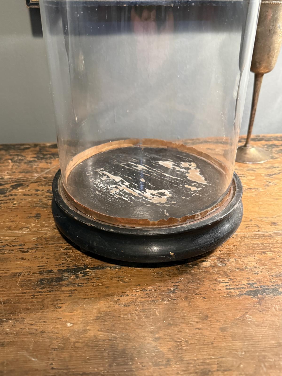 Clopot de sticlă înalt vintage cu bază din lemn, ideal pentru expunere decorativă. Piesă autentică cu patină. sertar magic București