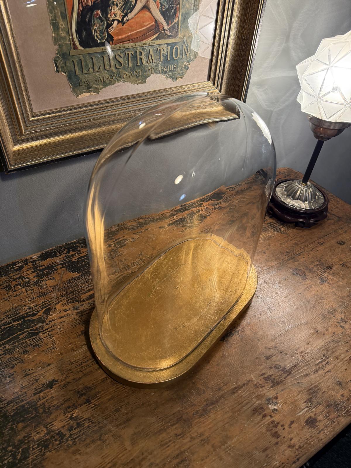 Clopot de sticlă vintage cu bază din lemn, ideal pentru expunere decorativă. Piesă veche în stare foarte bună. sertar magic București