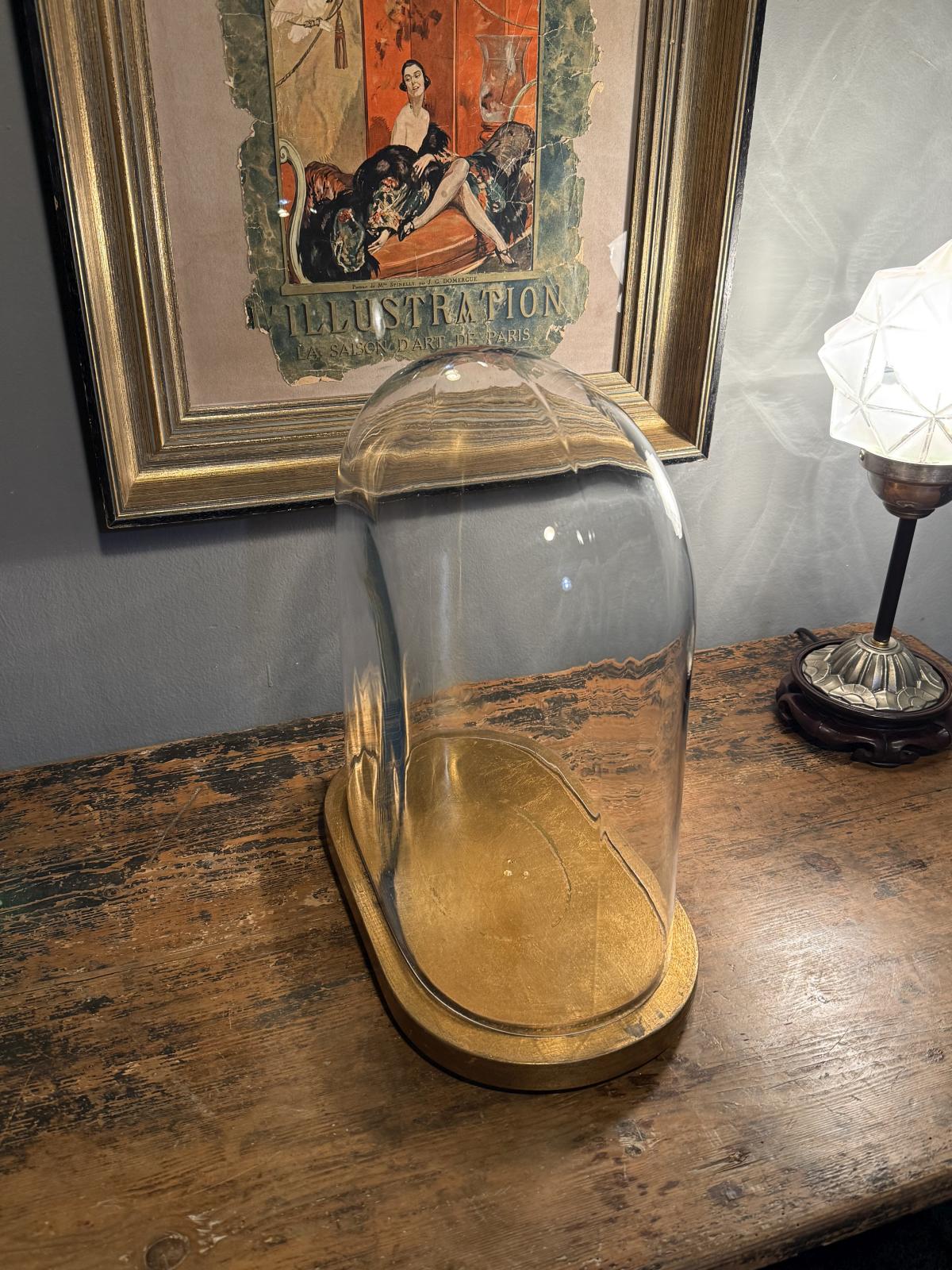 Clopot de sticlă vintage cu bază din lemn, ideal pentru expunere decorativă. Piesă veche în stare foarte bună. sertar magic București