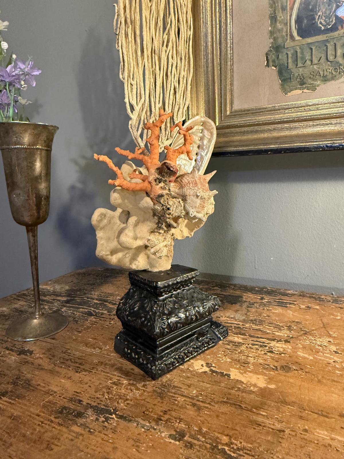 Compoziție decorativă unicat cu coral și scoici, realizată manual pe soclu vechi recondiționat. Piesă cu caracter. sertar magic București