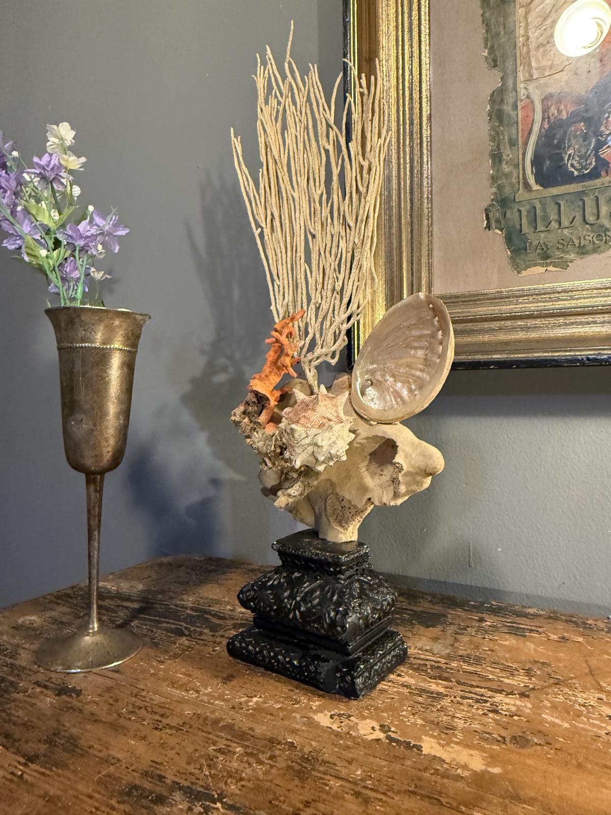 Compoziție decorativă unicat cu coral și scoici, realizată manual pe soclu vechi recondiționat. Piesă cu caracter. sertar magic București