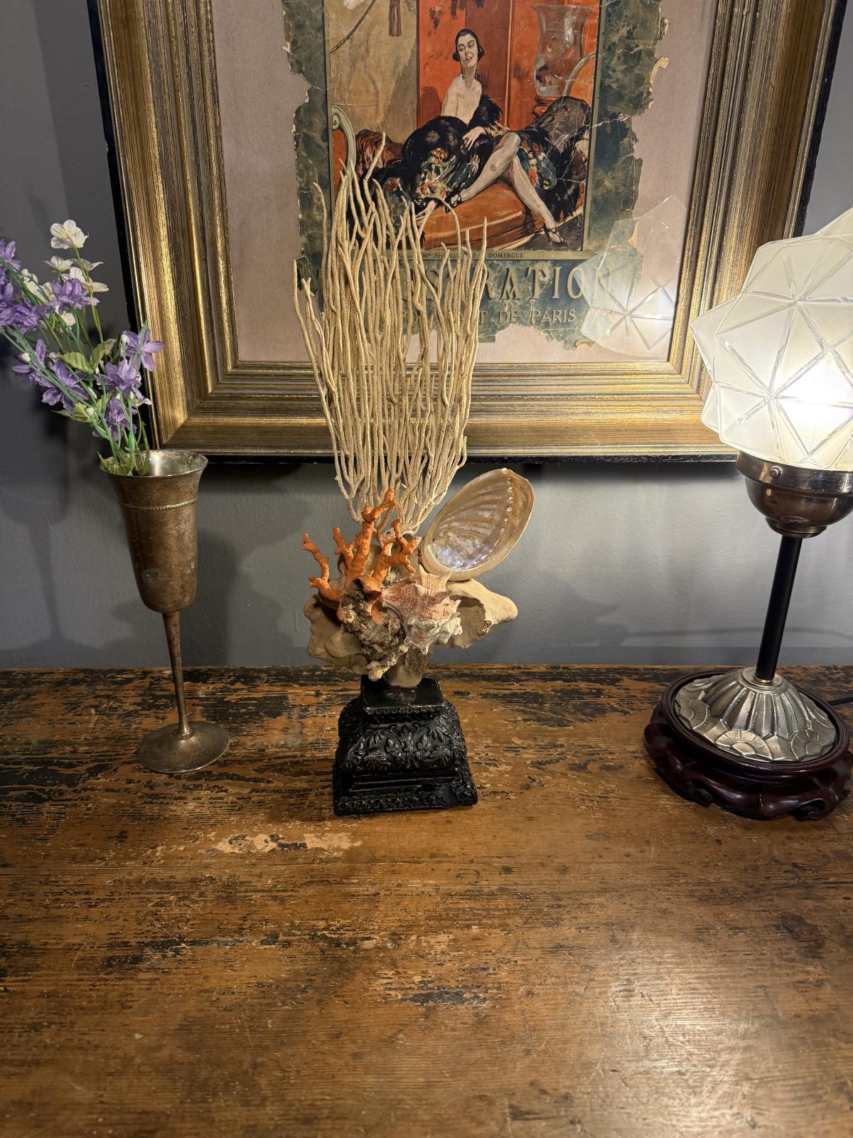 Compoziție decorativă unicat cu coral și scoici, realizată manual pe soclu vechi recondiționat. Piesă cu caracter. sertar magic București