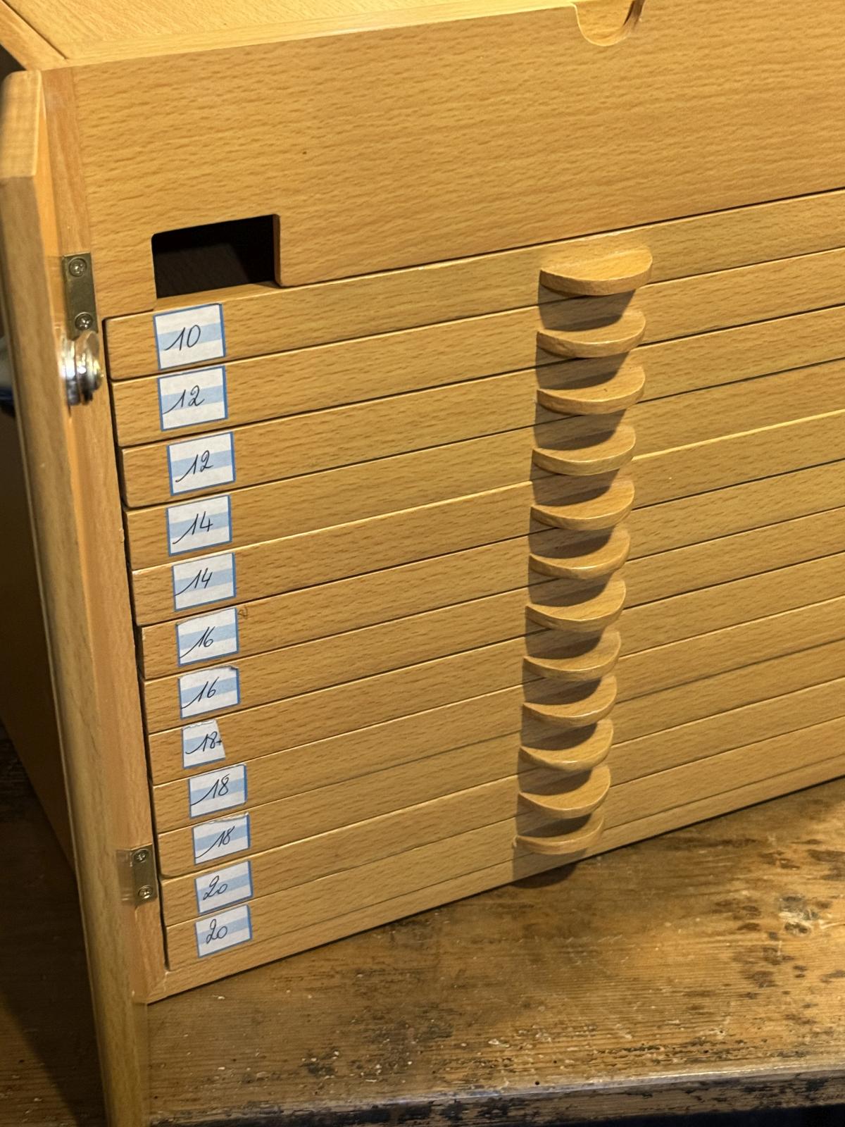 Dulăpior de bijutier din lemn, cu sertare multiple. ideal pentru organizarea obiectelor mici. Stare foarte bună. sertar magic București