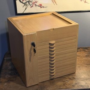 Dulăpior de bijutier din lemn, cu sertare multiple. ideal pentru organizarea obiectelor mici. Stare foarte bună. sertar magic București