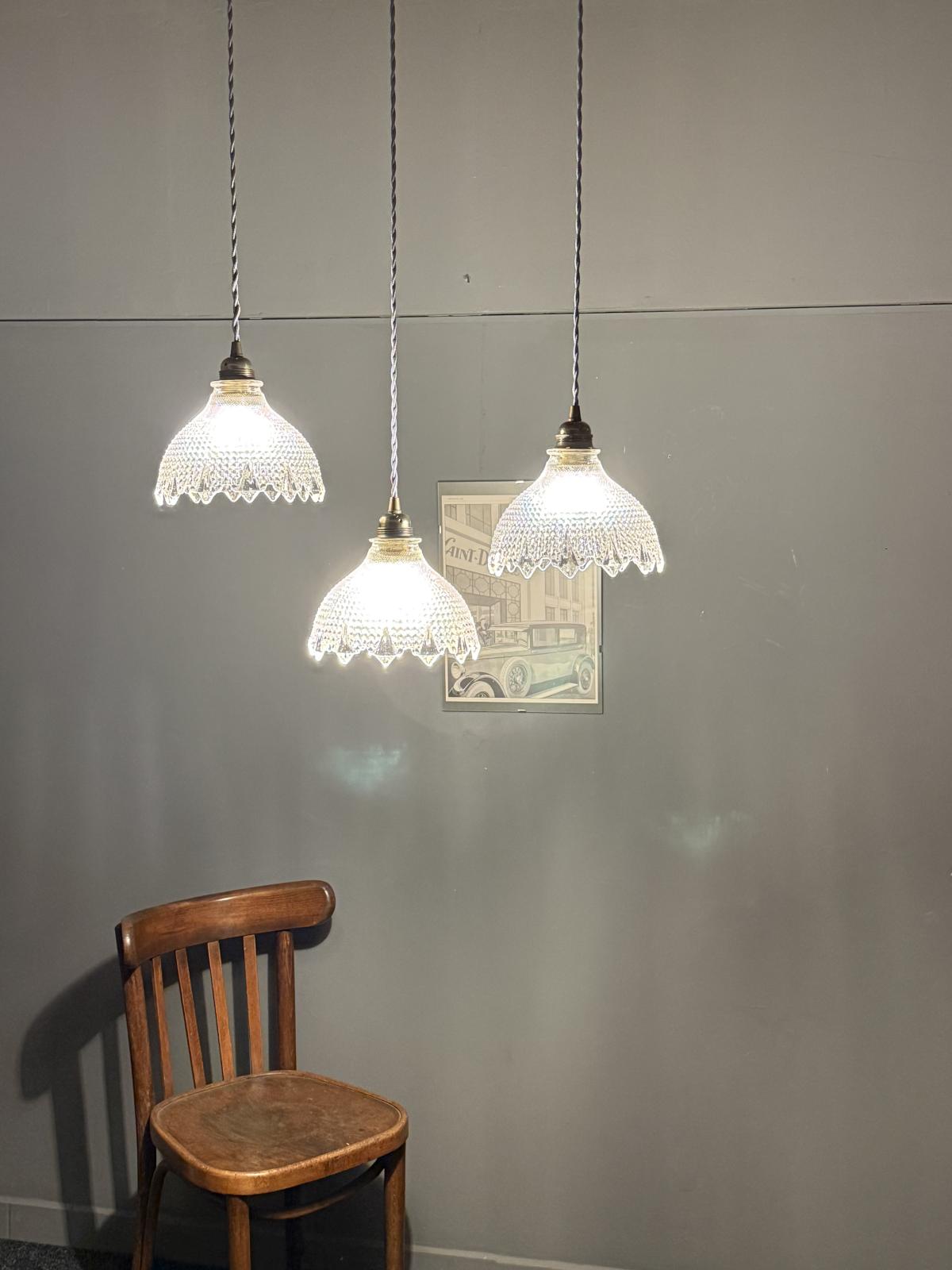 Set de 3 globuri suspendate din sticlă presată, recondiționate cu cablu textil și fasung nou. Design elegant, lumină caldă. sertar magic București