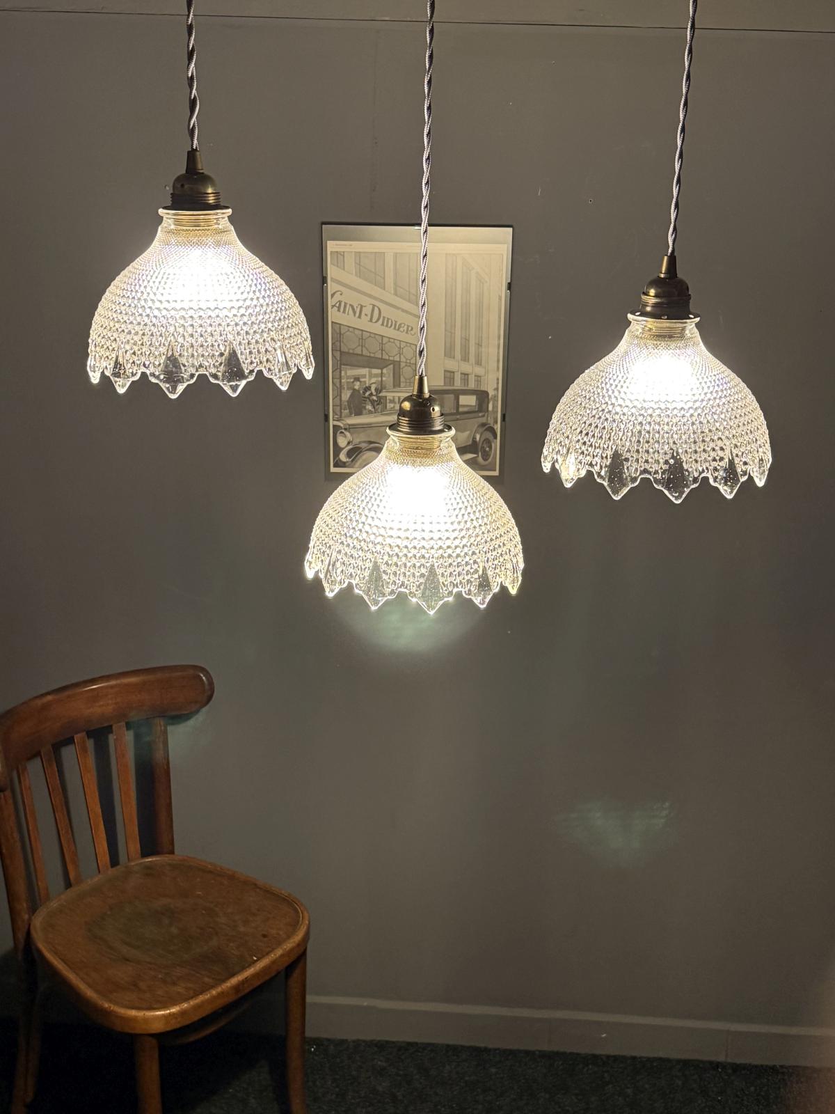 Set de 3 globuri suspendate din sticlă presată, recondiționate cu cablu textil și fasung nou. Design elegant, lumină caldă. sertar magic București