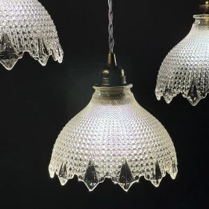Set de 3 globuri suspendate din sticlă presată, recondiționate cu cablu textil și fasung nou. Design elegant, lumină caldă. sertar magic București
