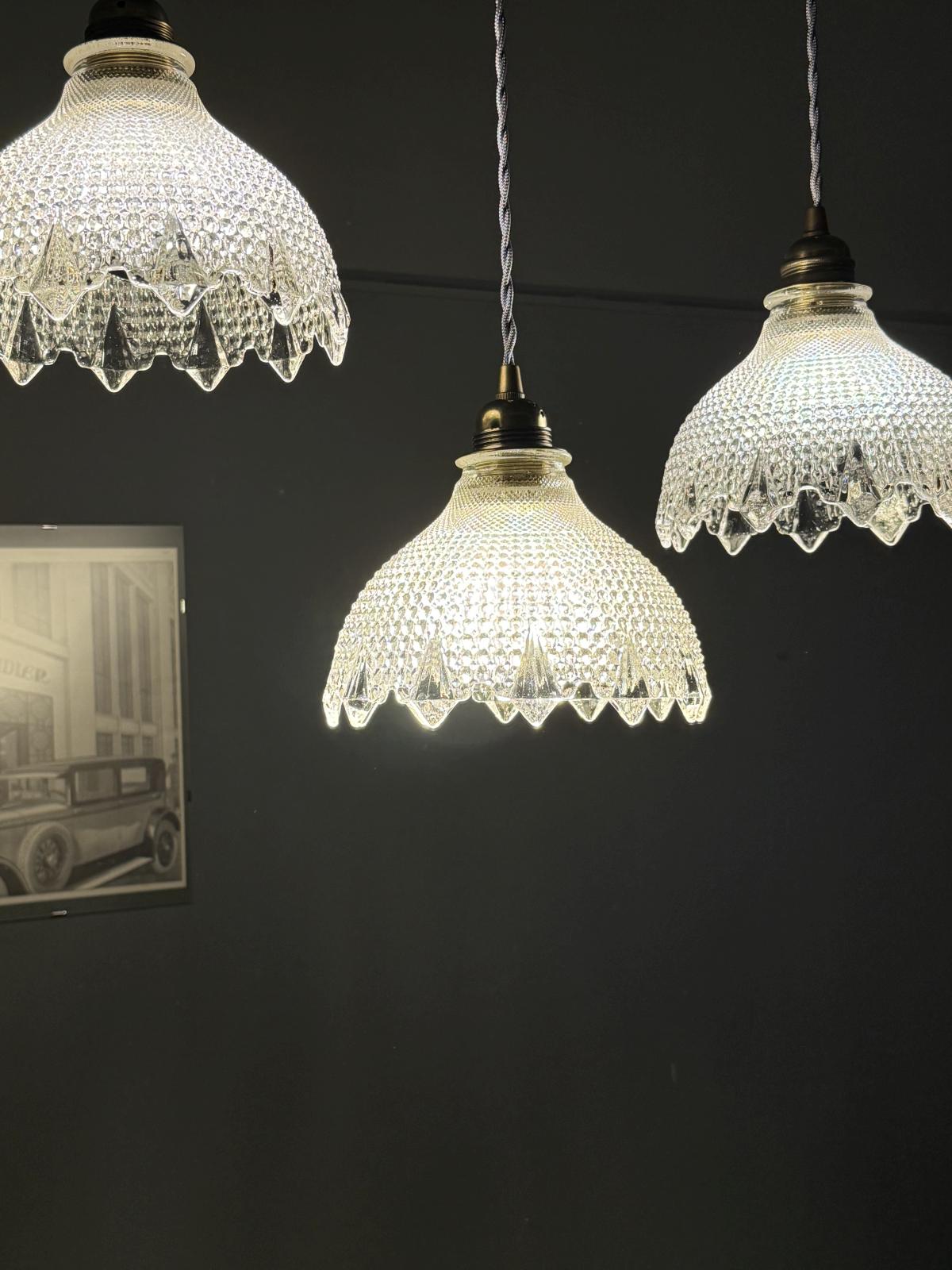 Set de 3 globuri suspendate din sticlă presată, recondiționate cu cablu textil și fasung nou. Design elegant, lumină caldă. sertar magic București