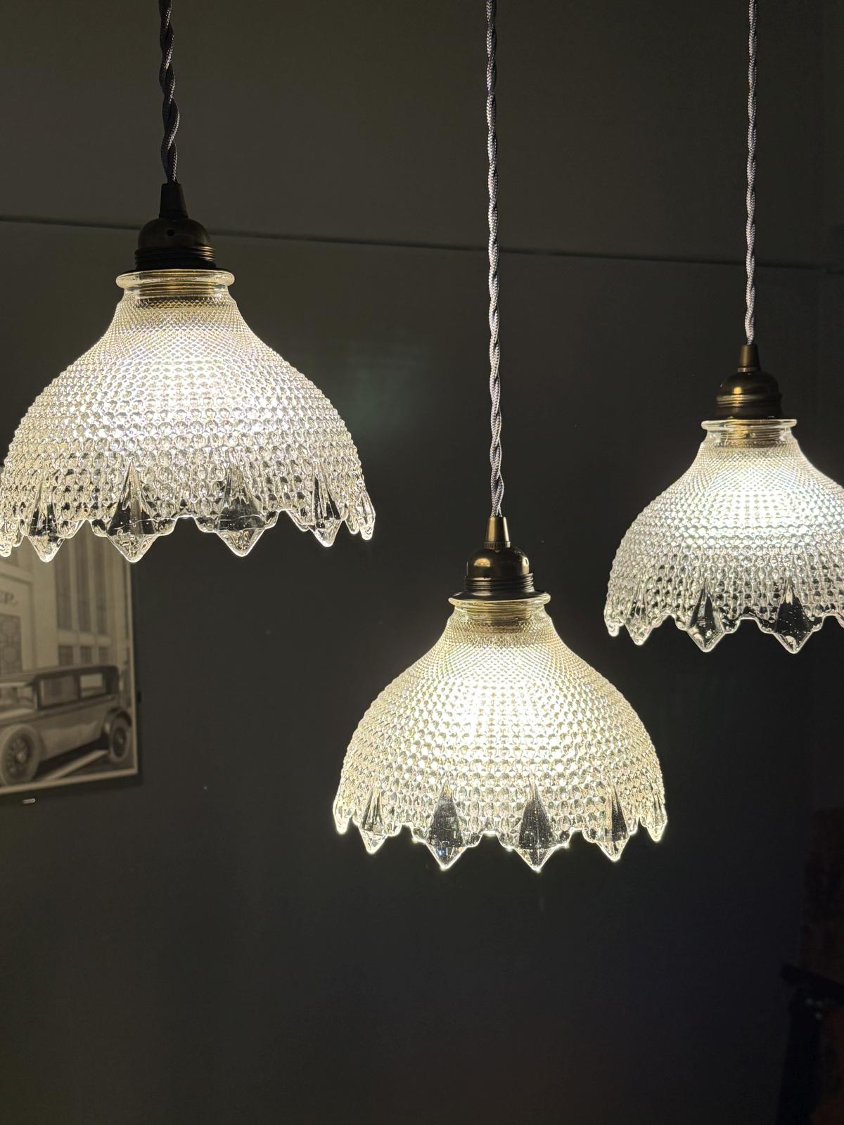 Set de 3 globuri suspendate din sticlă presată, recondiționate cu cablu textil și fasung nou. Design elegant, lumină caldă. sertar magic București