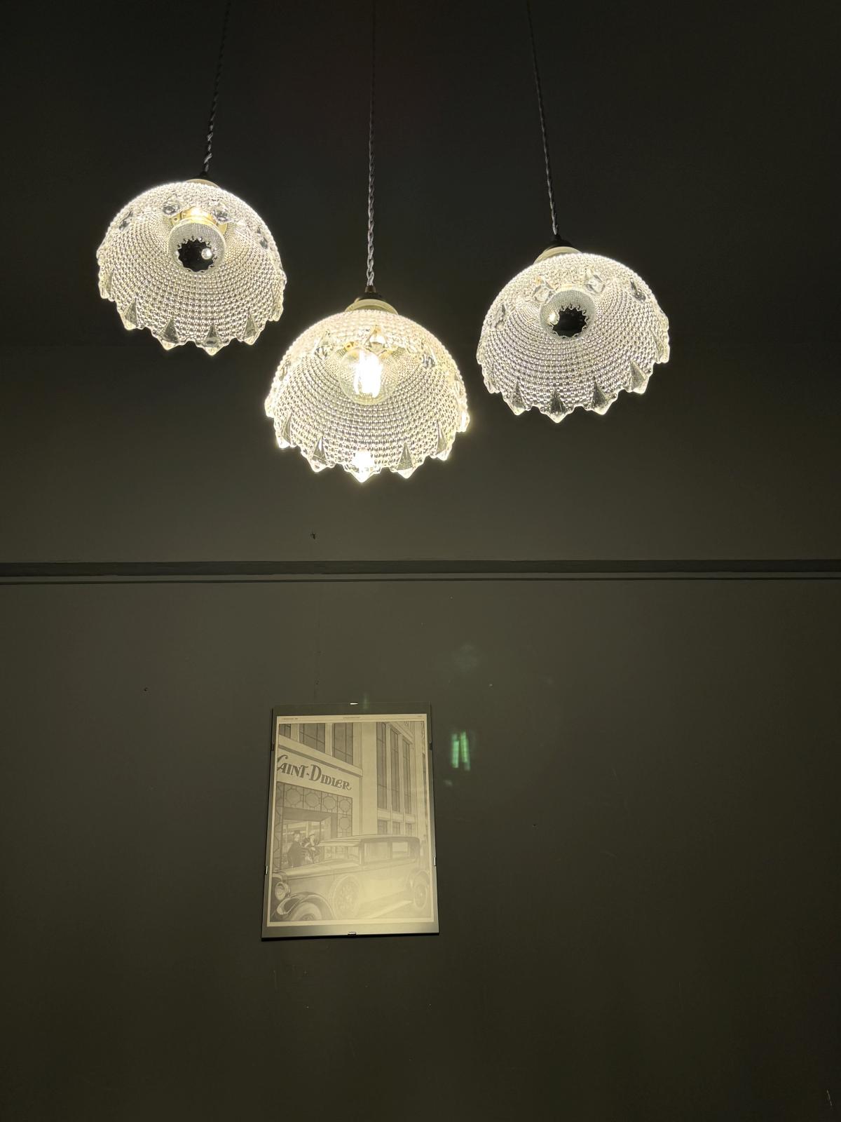 Set de 3 globuri suspendate din sticlă presată, recondiționate cu cablu textil și fasung nou. Design elegant, lumină caldă. sertar magic București