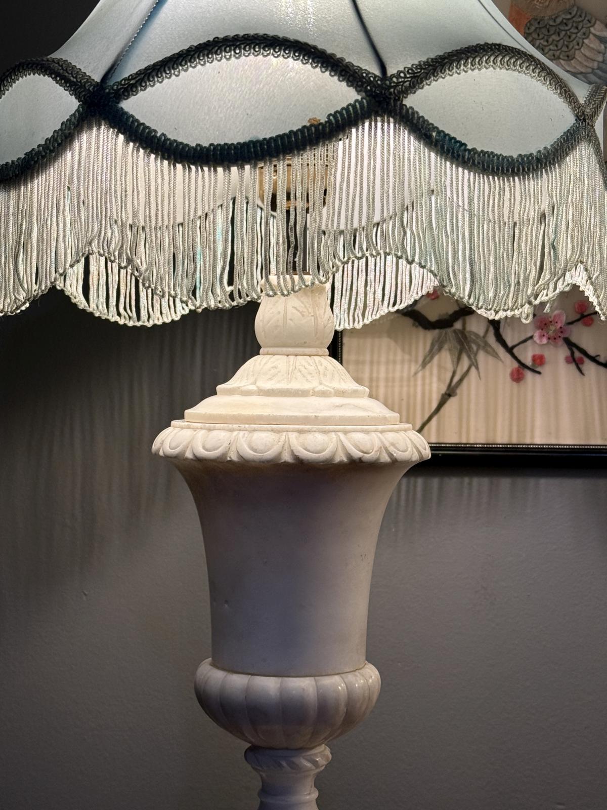 Lampă de masă din alabastru, produsă în Italia, cu design neoclasic. Recondiționată complet, cu instalație electrică nouă, . sertar magic București