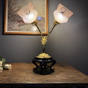 Lampă de masă din aplică veche din alamă cu două brațe și globuri roz, piesă recondiționată, stil eclectic – sertar magic București