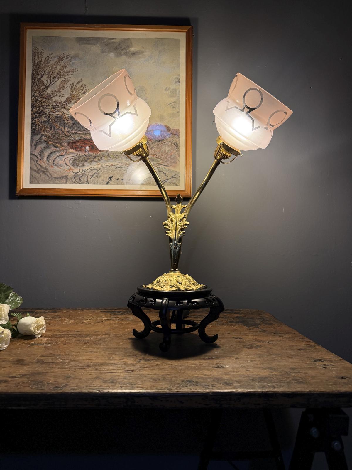 Lampă de masă din aplică veche din alamă cu două brațe și globuri roz, piesă recondiționată, stil eclectic – sertar magic București