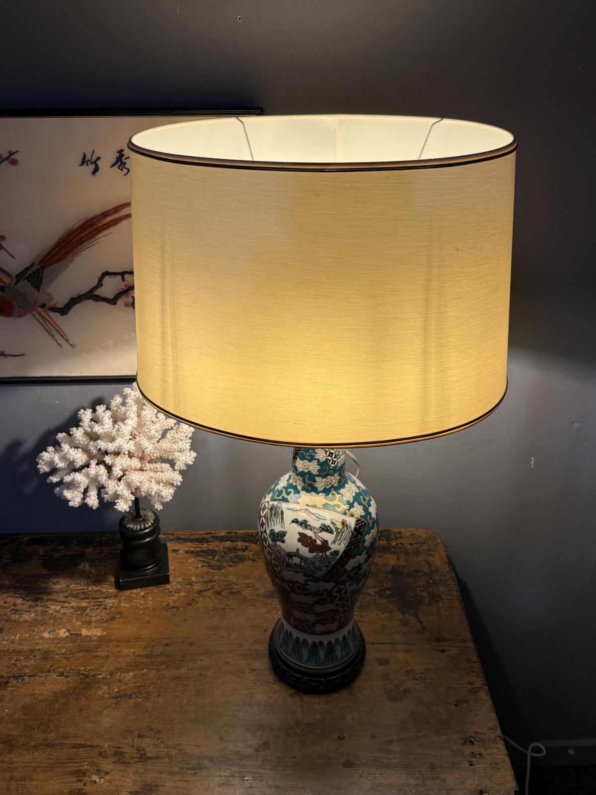 Lampă de masă din ceramică decorată în stil asiatic, cu abajur textil, bază din lemn, 75 cm, stare foarte bună. sertar magic București