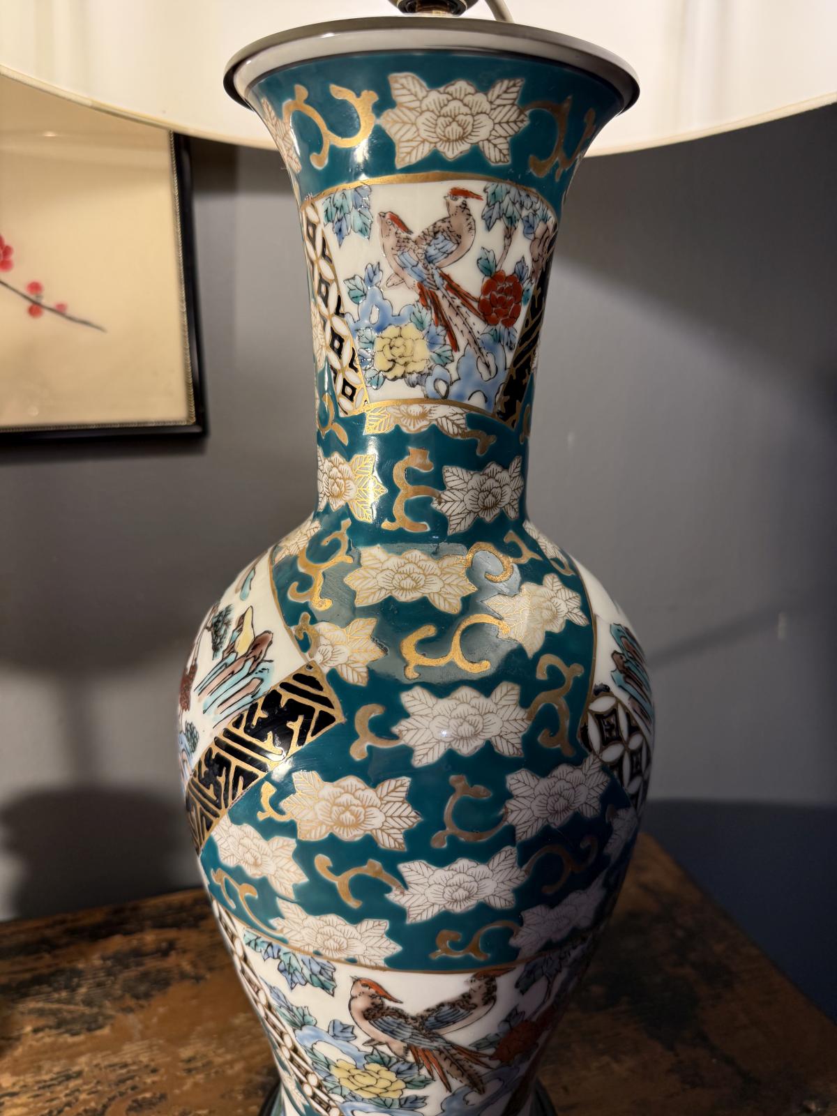 Lampă de masă din ceramică decorată în stil asiatic, cu abajur textil, bază din lemn, 75 cm, stare foarte bună. sertar magic București