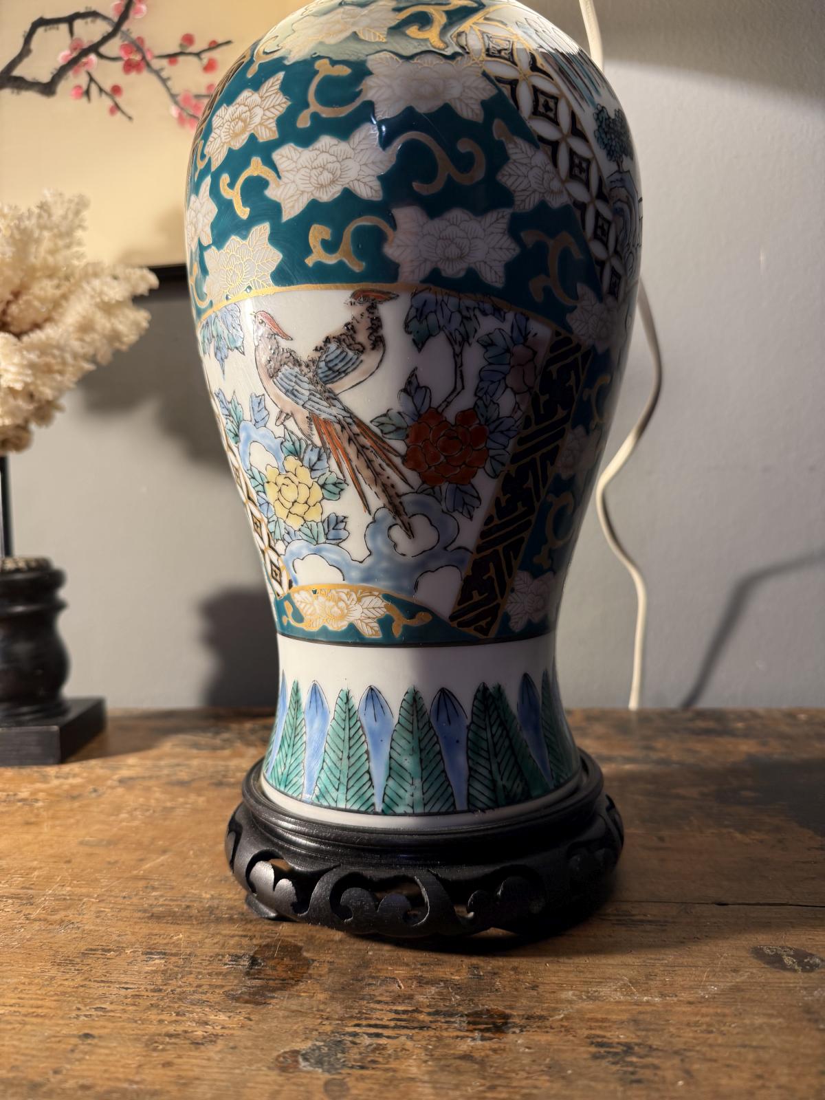 Lampă de masă din ceramică decorată în stil asiatic, cu abajur textil, bază din lemn, 75 cm, stare foarte bună. sertar magic București