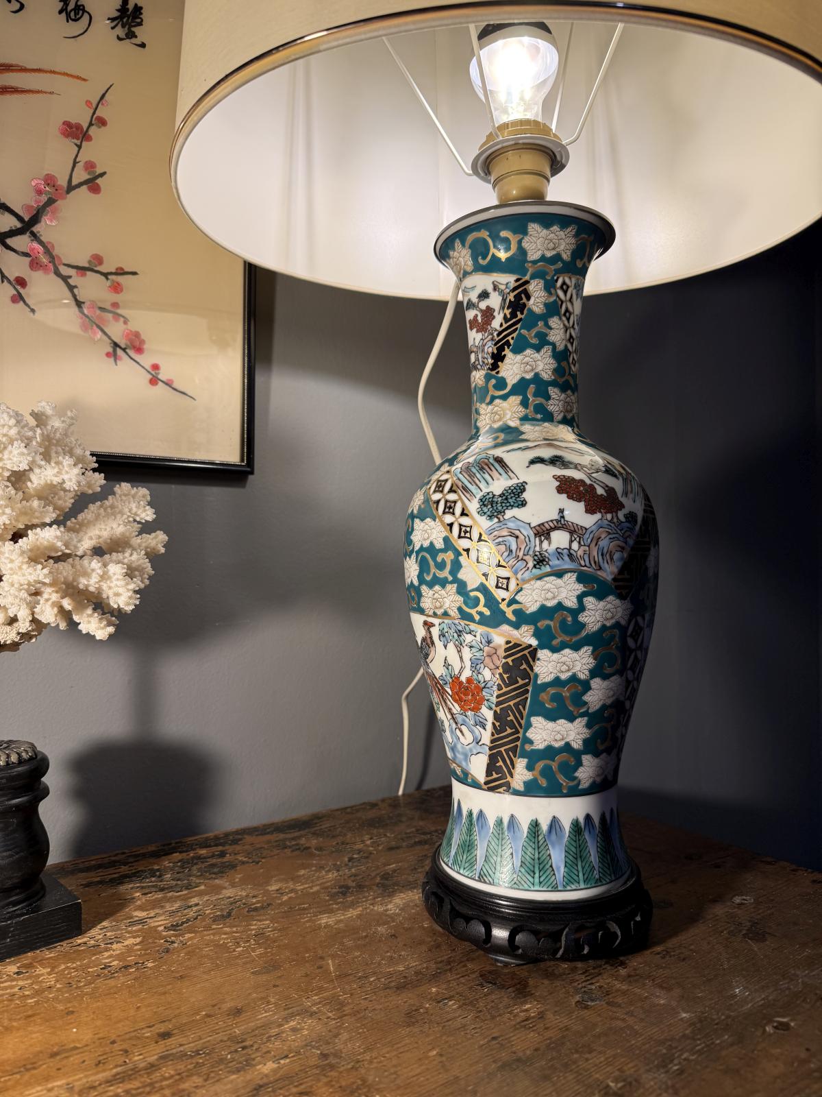 Lampă de masă din ceramică decorată în stil asiatic, cu abajur textil, bază din lemn, 75 cm, stare foarte bună. sertar magic București