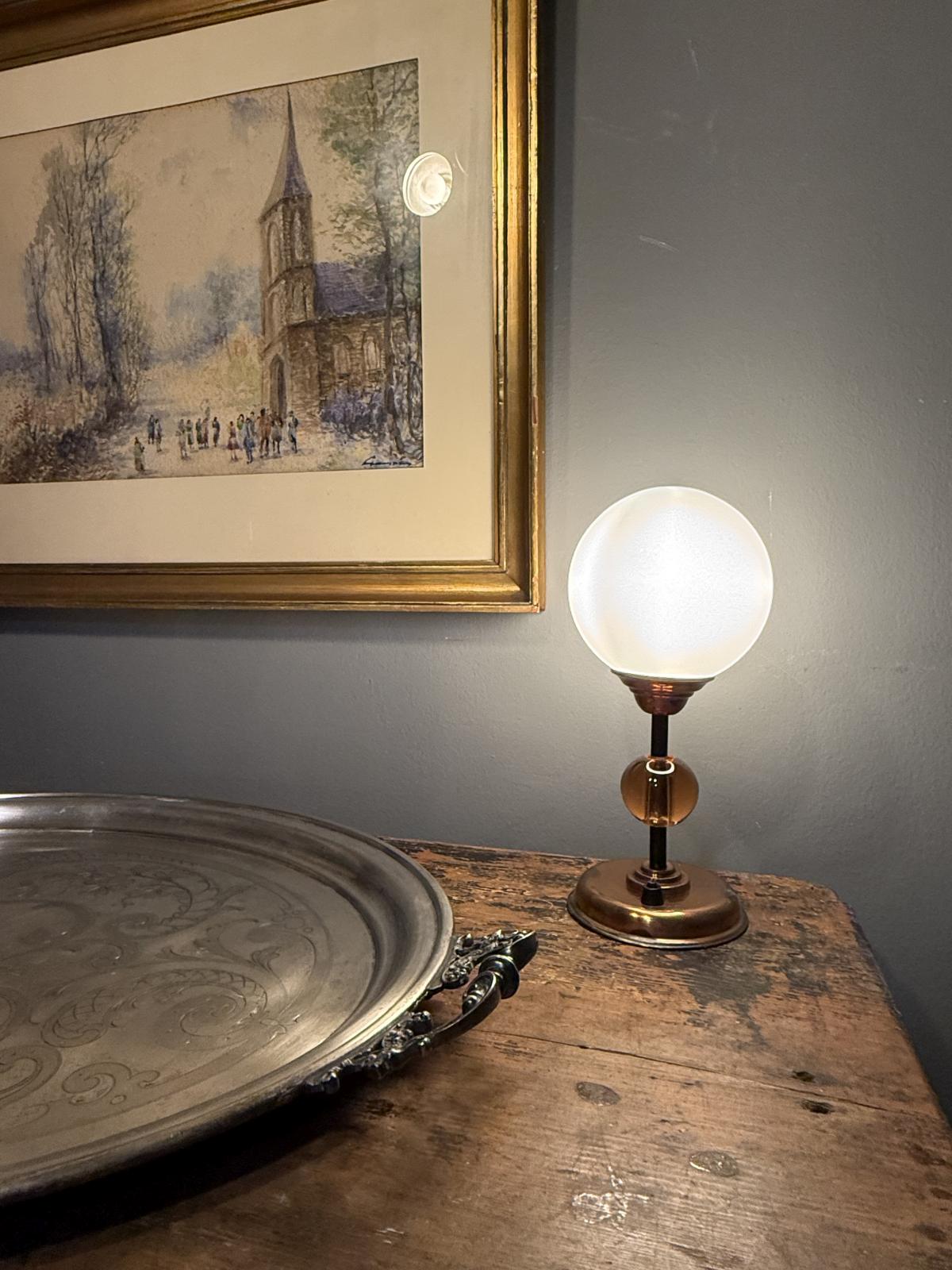 Lampă de masă recondiționată, cu glob opalin și element din sticlă, cablu nou și fasung E14, piesă decorativă funcțională. sertar magic București