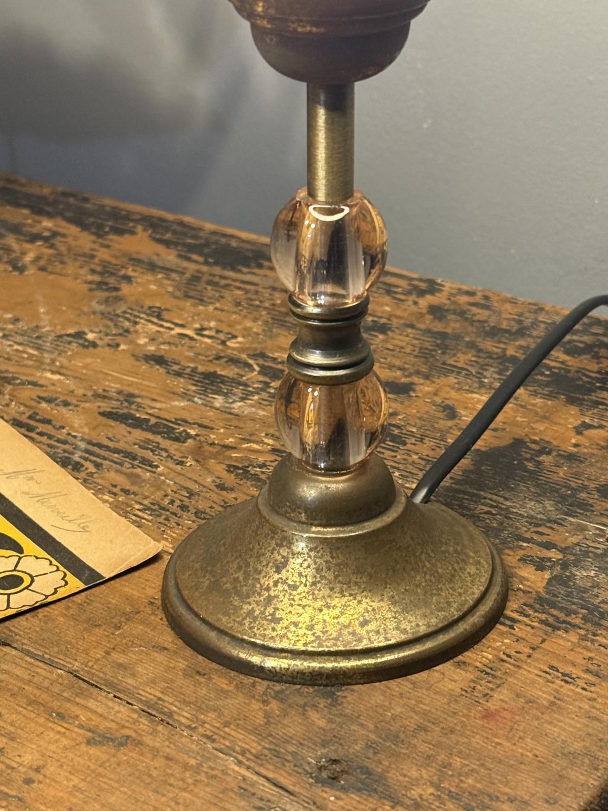 Lampă de masă vintage recondiționată cu glob opalin, elemente din sticlă și alamă, stil mid-century, piesă unicat – sertar magic București