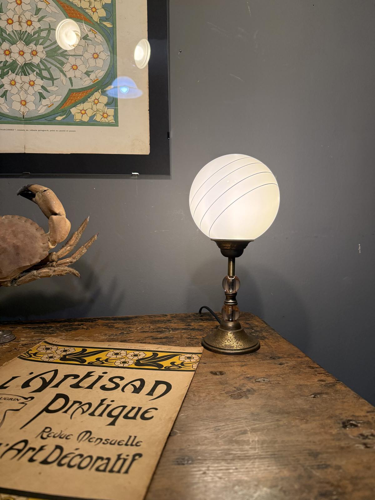 Lampă de masă vintage recondiționată cu glob opalin, elemente din sticlă și alamă, stil mid-century, piesă unicat – sertar magic București