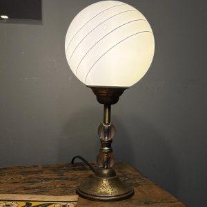 Lampă de masă vintage recondiționată cu glob opalin, elemente din sticlă și alamă, stil mid-century, piesă unicat – sertar magic București