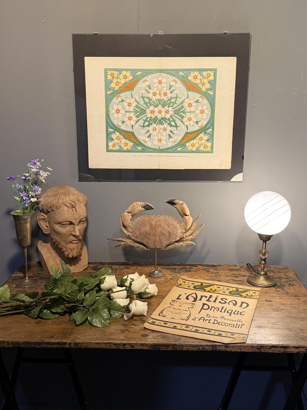 Lampă de masă vintage recondiționată cu glob opalin, elemente din sticlă și alamă, stil mid-century, piesă unicat – sertar magic București