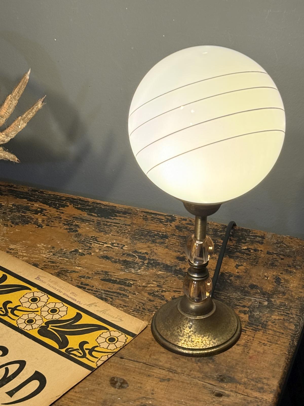 Lampă de masă vintage recondiționată cu glob opalin, elemente din sticlă și alamă, stil mid-century, piesă unicat – sertar magic București