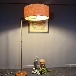 Lampadar Mid-Century din alamă cu braț reglabil și abajur original, complet funcțional. sertar magic București