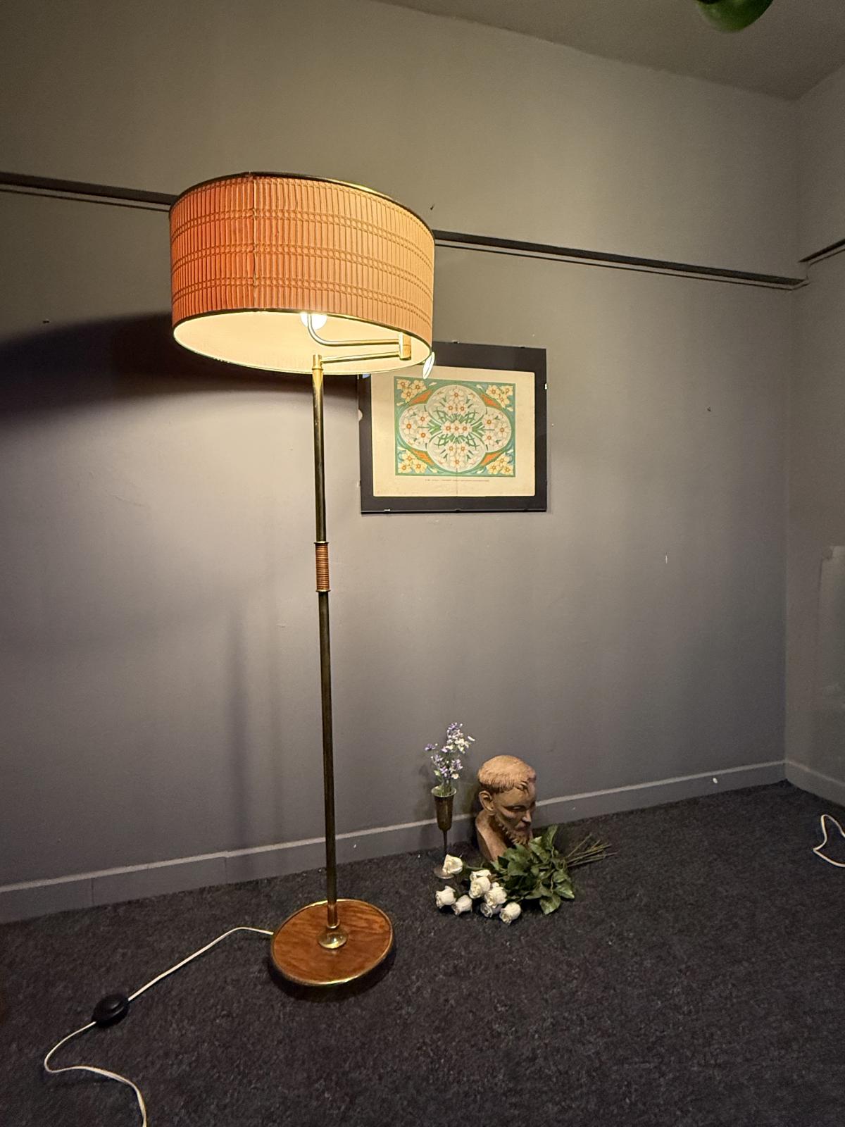 Lampadar Mid-Century din alamă cu braț reglabil și abajur original, complet funcțional. sertar magic București