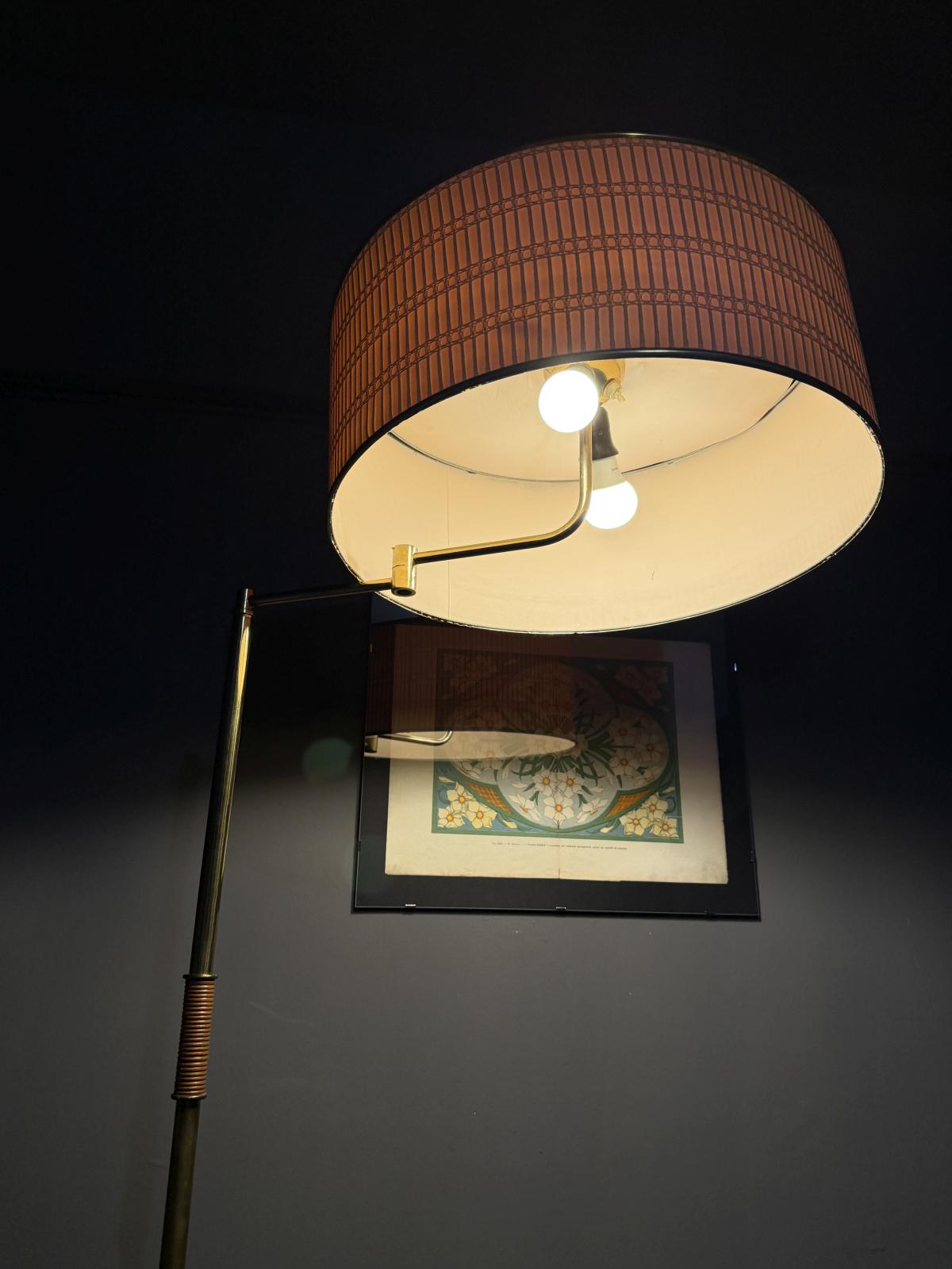 Lampadar Mid-Century din alamă cu braț reglabil și abajur original, complet funcțional. sertar magic București