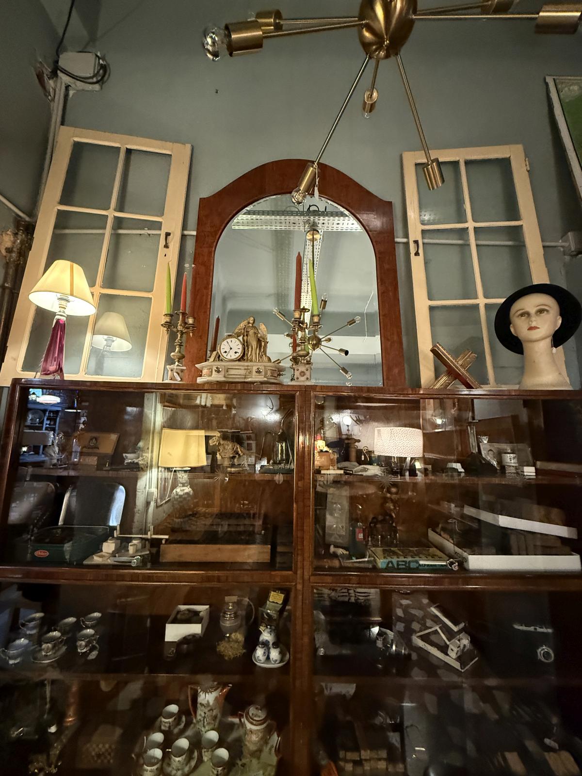 Oglindă vintage mare cu ramă din furnir flamat și formă arcuită, marcaj datat 1925. sertar magic București