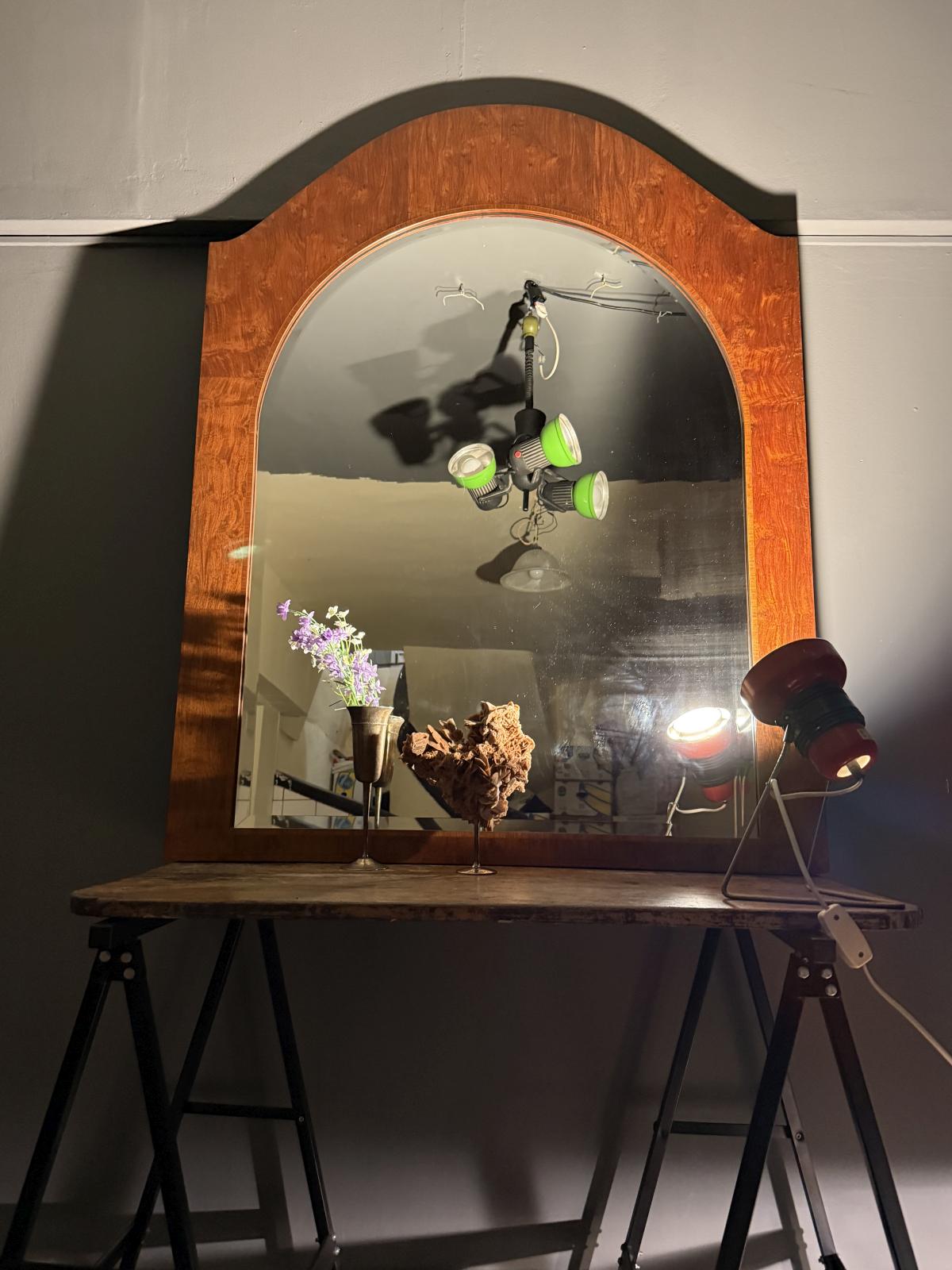 Oglindă vintage mare cu ramă din furnir flamat și formă arcuită, marcaj datat 1925. sertar magic București