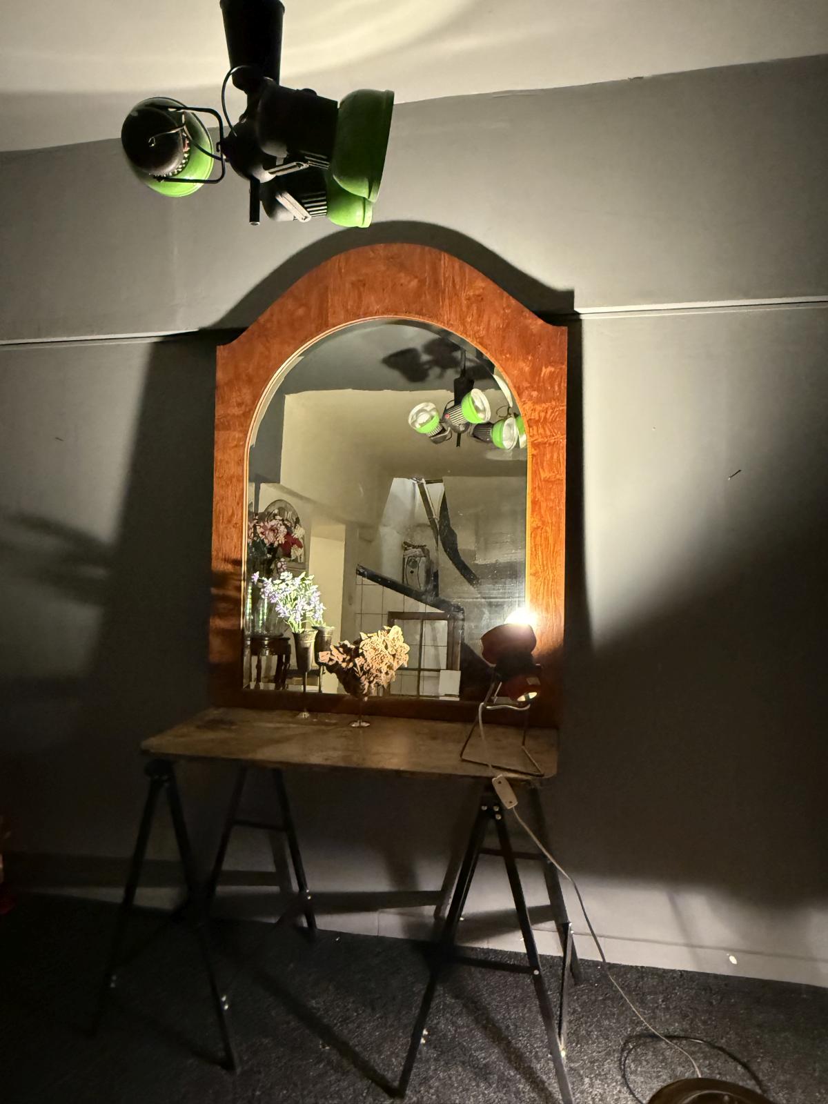 Oglindă vintage mare cu ramă din furnir flamat și formă arcuită, marcaj datat 1925. sertar magic București