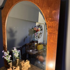 Oglindă vintage mare cu ramă din furnir flamat și formă arcuită, marcaj datat 1925. sertar magic București